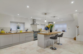 Lilac Cottage - Stylish 6-Bed Cottage, Near The Norfolk Broads